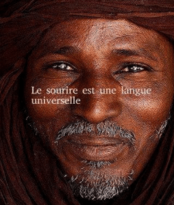 Le sourire s'imprime sur le visage, le visage est rayonnant. Dans les yeux, on peut voir le regard de l'âme qui sourit. Photo de Paul Coelho